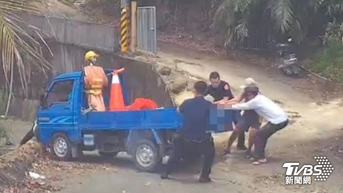 貨車車身緊鄰懸崖，情況危急。（圖／TVBS）