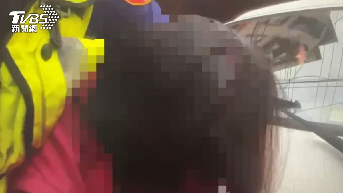 徐女不願配合警方,被上拷帶回派出所。(圖/TVBS)