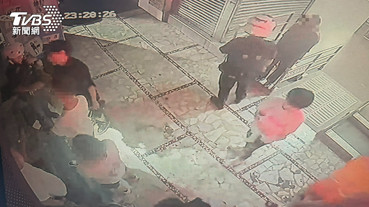 警方到場盤查多名少年吸電子菸。(圖/TVBS)