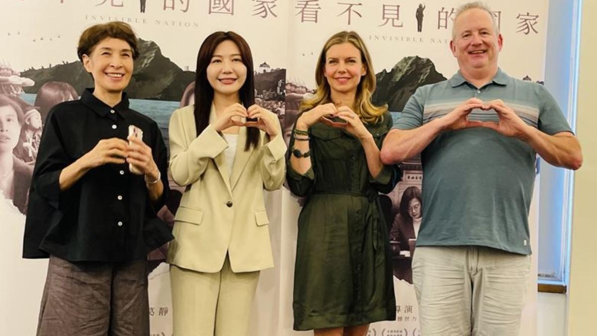 《看不見的國家》（左起）製片馮賢賢、立委吳沛憶、導演葛靜文、製片泰德霍普來台展開一連串宣傳。（圖／海鵬提供）