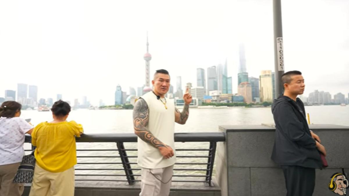 館長和上海景觀拍照。(圖/翻攝自館長惡名昭彰YT頻道)
