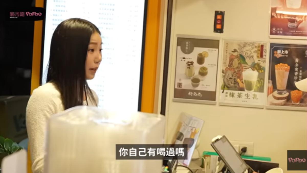 家寧問店員飲料好不好喝。（圖／翻攝自秘月期POPOO YT頻道）