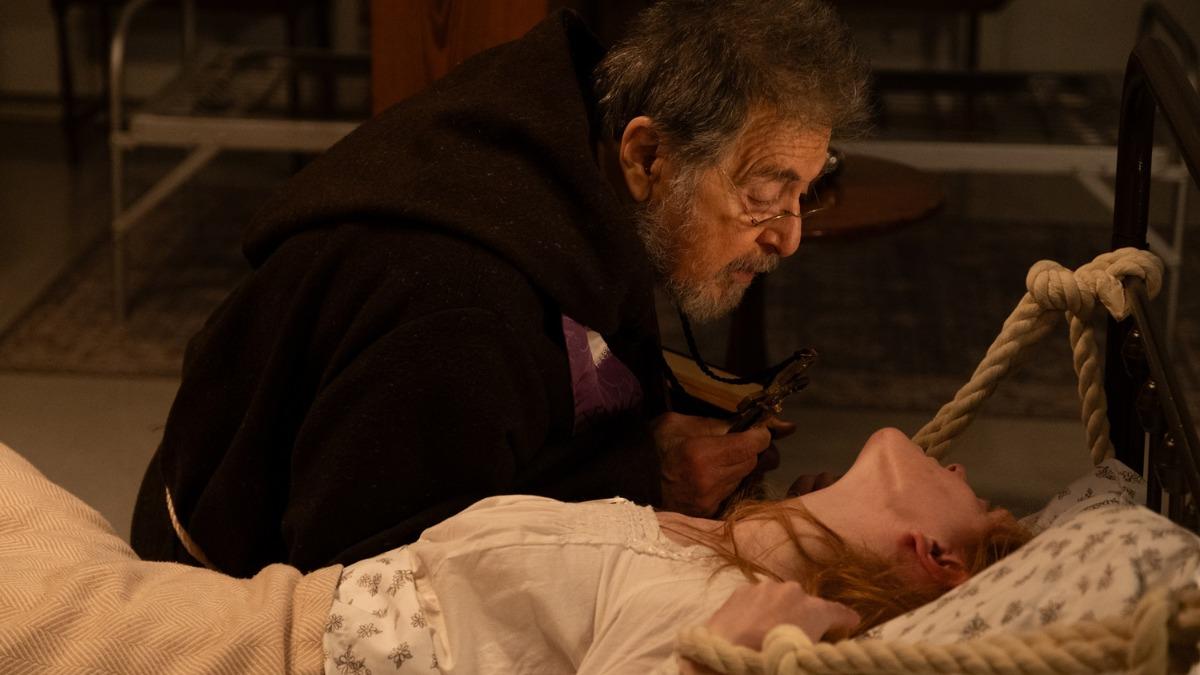 艾爾帕西諾為艾比蓋兒考恩驅魔。（圖／車庫提供）