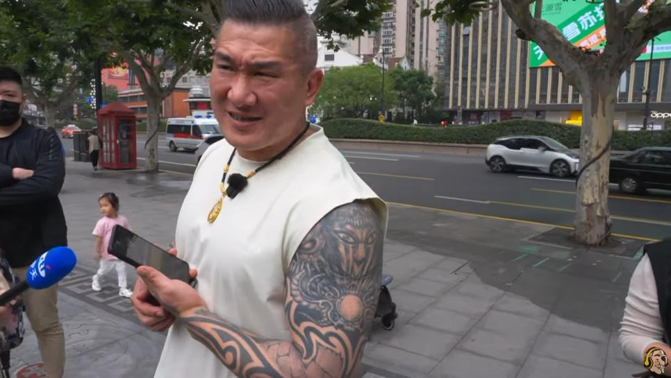 館長被詢問哪國人瞬間變臉。（圖／翻攝自「館長惡名昭彰」YouTube頻道）