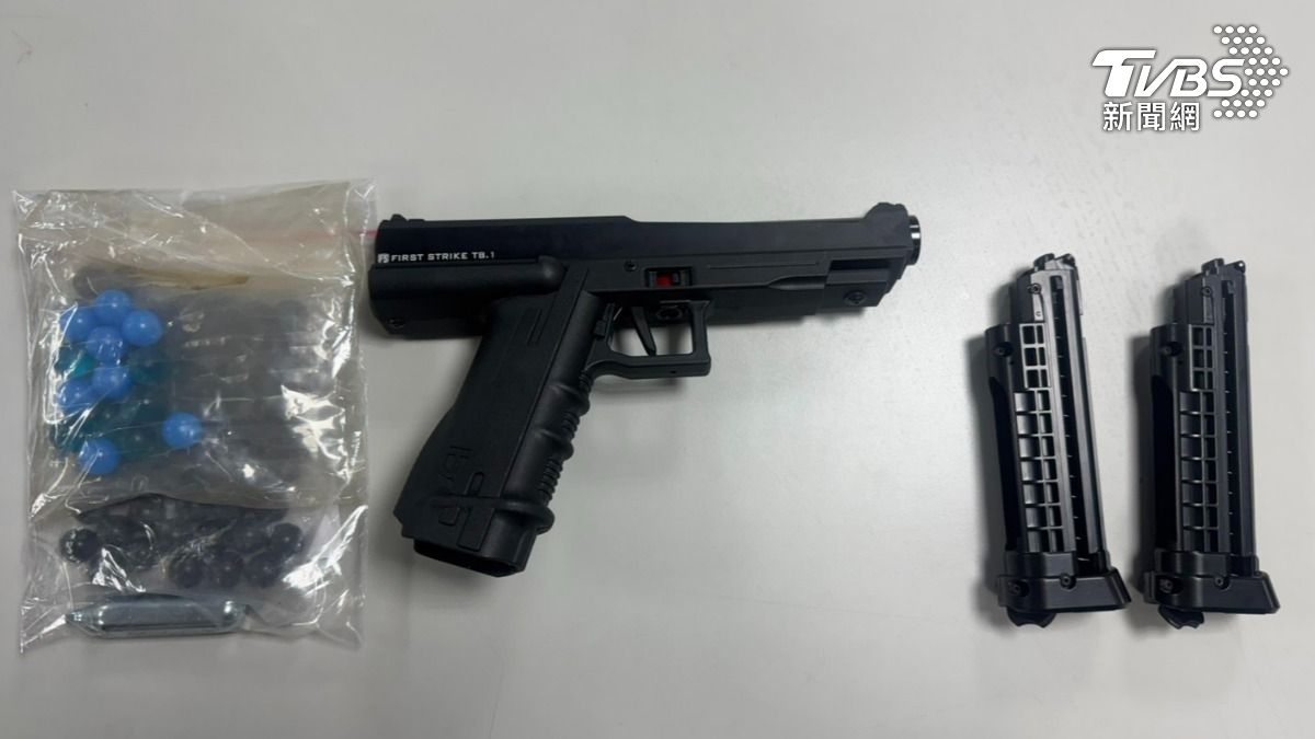 警方查扣鎮暴槍。(圖/TVBS)