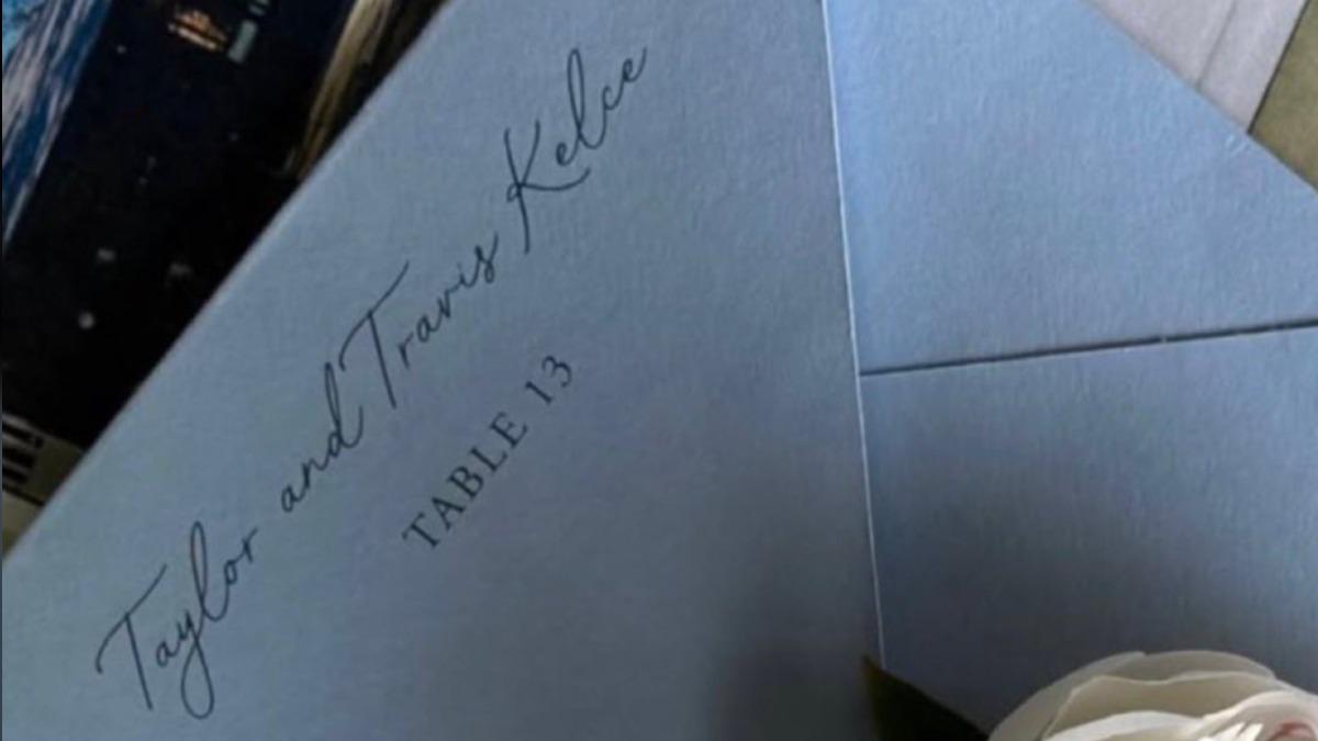 泰勒絲和凱爾斯收到的婚禮請柬上寫著「泰勒與崔維斯凱爾斯」。（圖／翻攝自X@youareinlovegf）