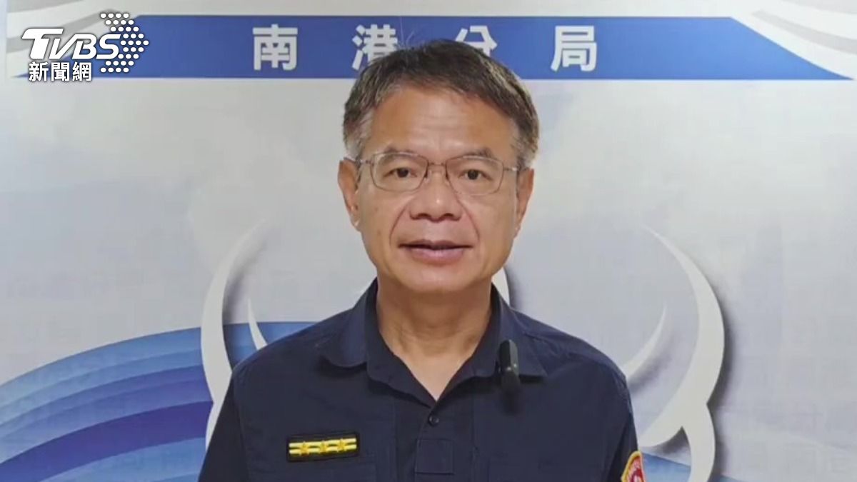 南港分局交通組長張堅忍說明，警員未注意路人通行依法製單舉發。（圖／TVBS）