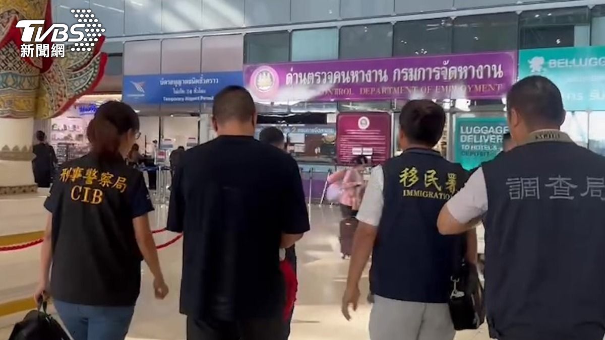 警方將男子帶往機場，預計下午抵台。（圖／TVBS）