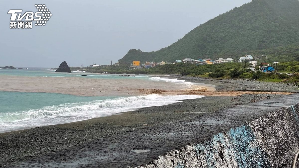 台東從11日晚間開始雨勢猛烈，多處野溪暴漲，道路變溪流，蘭嶼海域則因泥流滾入變成「陰陽海」。（圖／中央社）