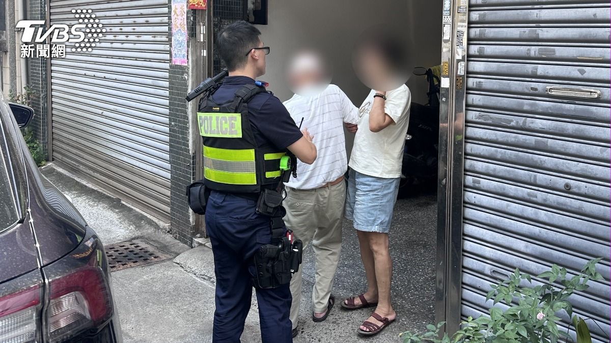 曾男妻子也正焦急地站在門口打電話尋人,所幸並無大礙。(圖/TVBS)