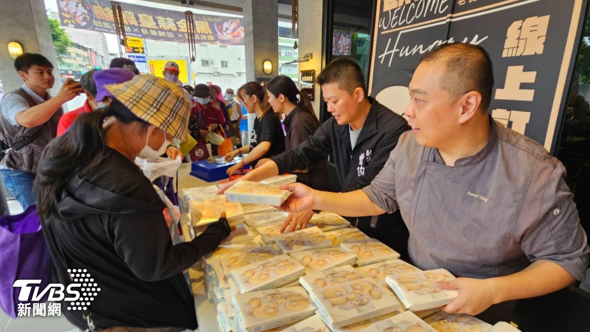 老闆中午發送500份愛心便當及限量鍋店招牌胡椒豬肚湯。（圖／TVBS）