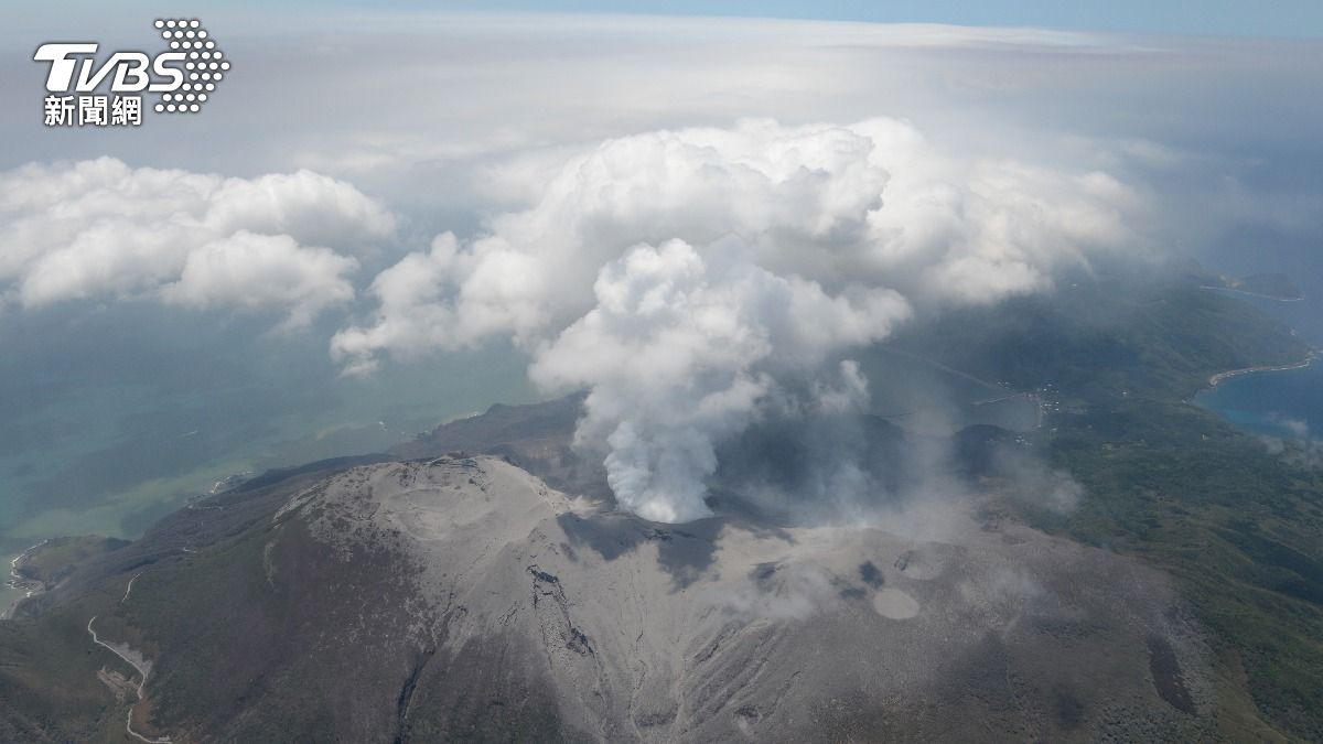 日本口永良部島是一座活火山島，2015年曾大規模噴發。（資料照／達志影像美聯社）