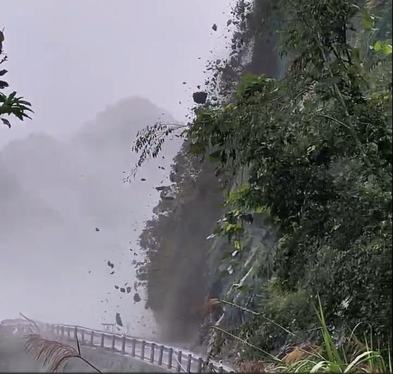 中橫台８線落石畫面。（圖／TVBS）