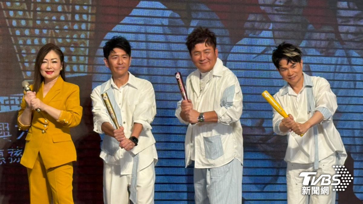 張秀卿(左)特地送上白沙屯媽祖加持的好運球,祝荒山亮、劉家榮以及李明洋開唱順利。(圖/陳薈涵攝)