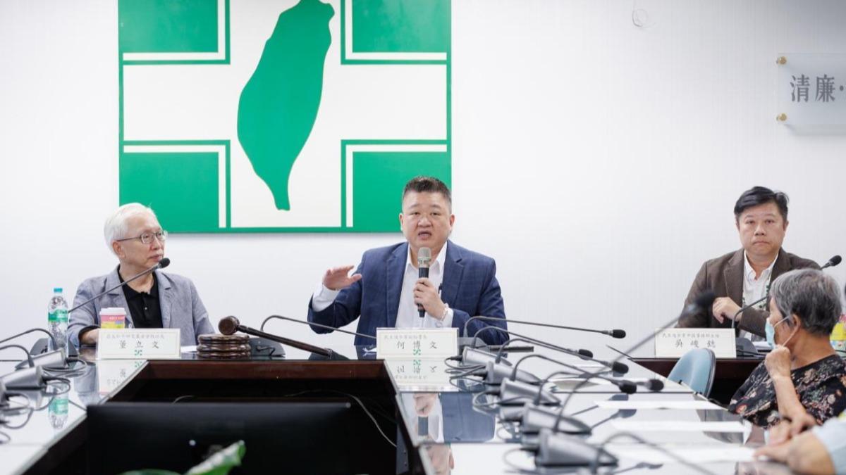 民進黨副秘書長何博文（中）12日主持黨內教育訓練。（圖／民進黨提供）