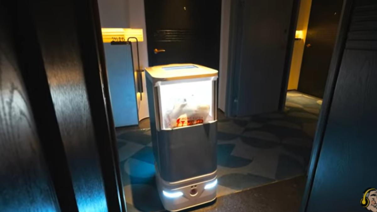 館長把上海飯店的送餐機器人誇上天。(圖/翻攝自館長惡名昭彰YT頻道)