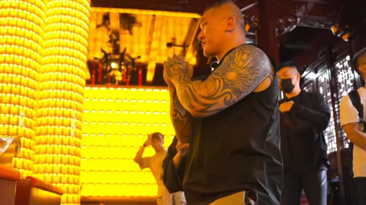 館長在城隍廟下跪，祈求柯文哲出獄。（圖／翻攝自館長惡名昭彰YT頻道）