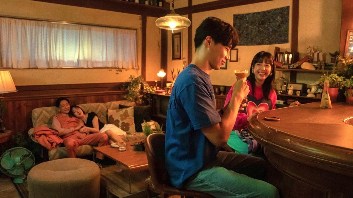 宋偉恩（右二）與陳家逵（左）繼《俗女養成記》之後，《喝酒吧！笨蛋》。（圖／逆光電影提供）