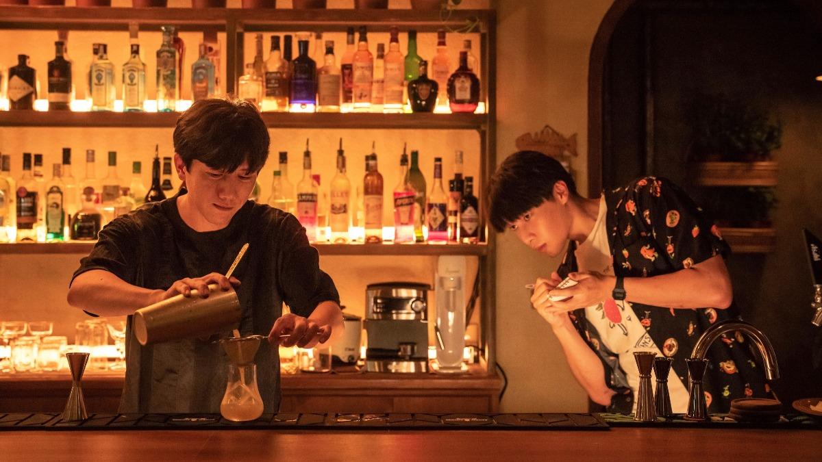 宋偉恩（右）劇中向莫子儀拜師學藝，正式成為「笨蛋酒吧」的調酒學徒。（圖／逆光電影提供）