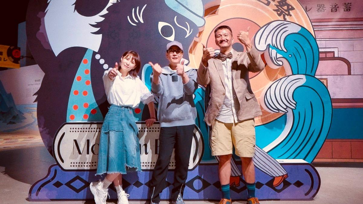 蘇打綠馨儀（左起）、張信哲（中）一起看展。（圖／潮水音樂提供）