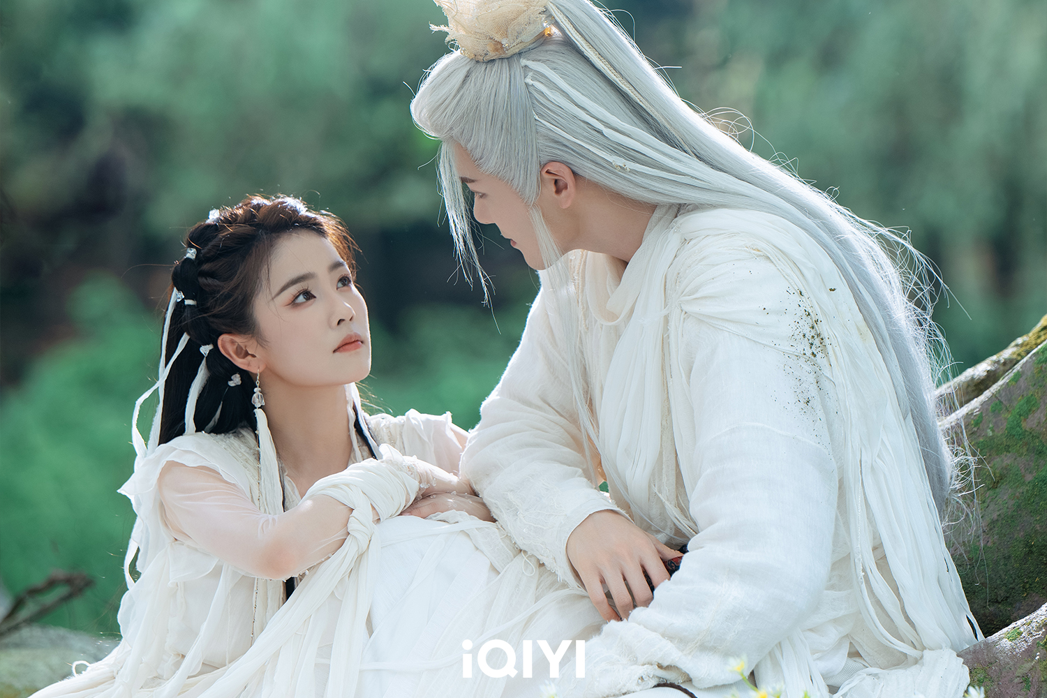 白鹿（左）在劇中詮釋從天真少女到復仇仙尊的心理轉折，曾舜晞則以白髮仙姿亮相。（圖／iQIYI愛奇藝國際版提供）