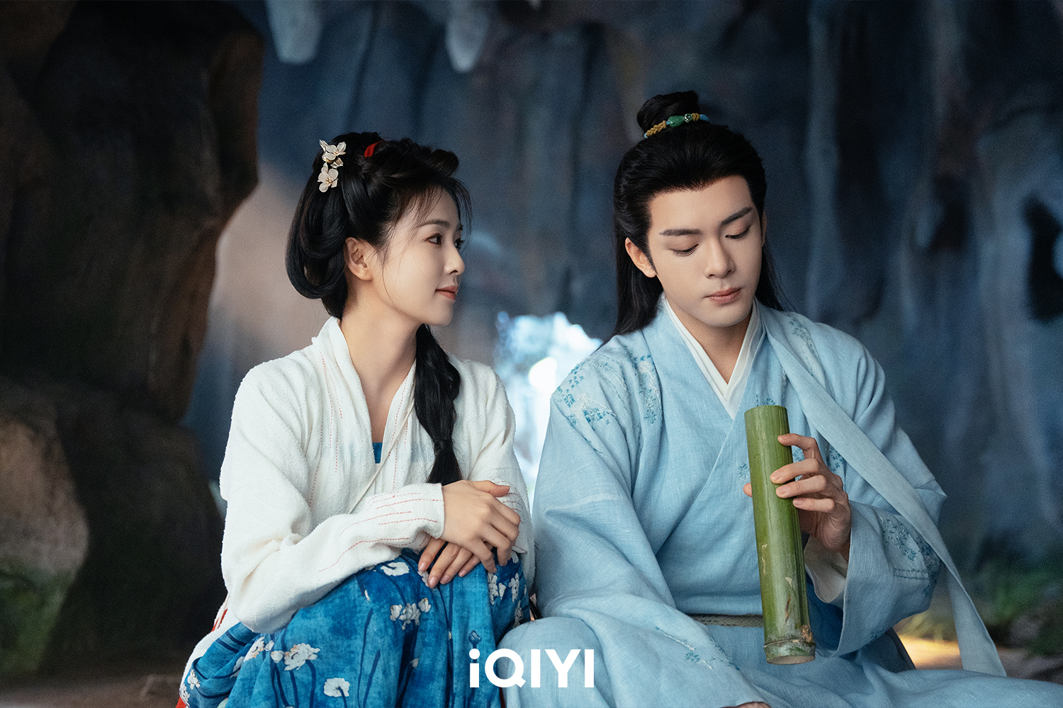 白鹿（左）飾演的「花如月」偽裝為淨雲宗弟子「李青月」，一步步引曾舜晞飾演的「白九思」入局。（圖／iQIYI愛奇藝國際版提供）