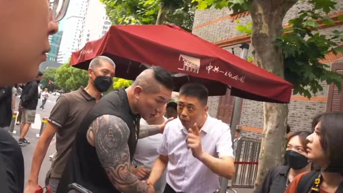 館長誤闖拍攝禁地，連忙向工作人員道歉。(圖／翻攝自館長惡名昭彰YT頻道）