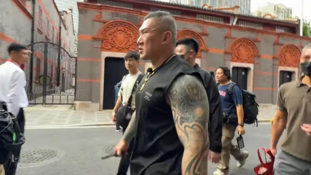 館長道歉後連忙請隨行攝影關直播進廣告。(圖／翻攝自館長惡名昭彰YT頻道）