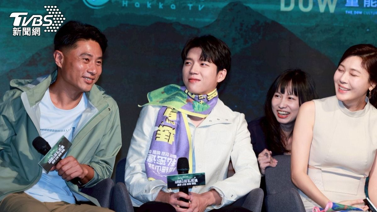 南優鉉把他的專屬毛巾當成圍巾，逗笑全場。（圖／趙世平攝）