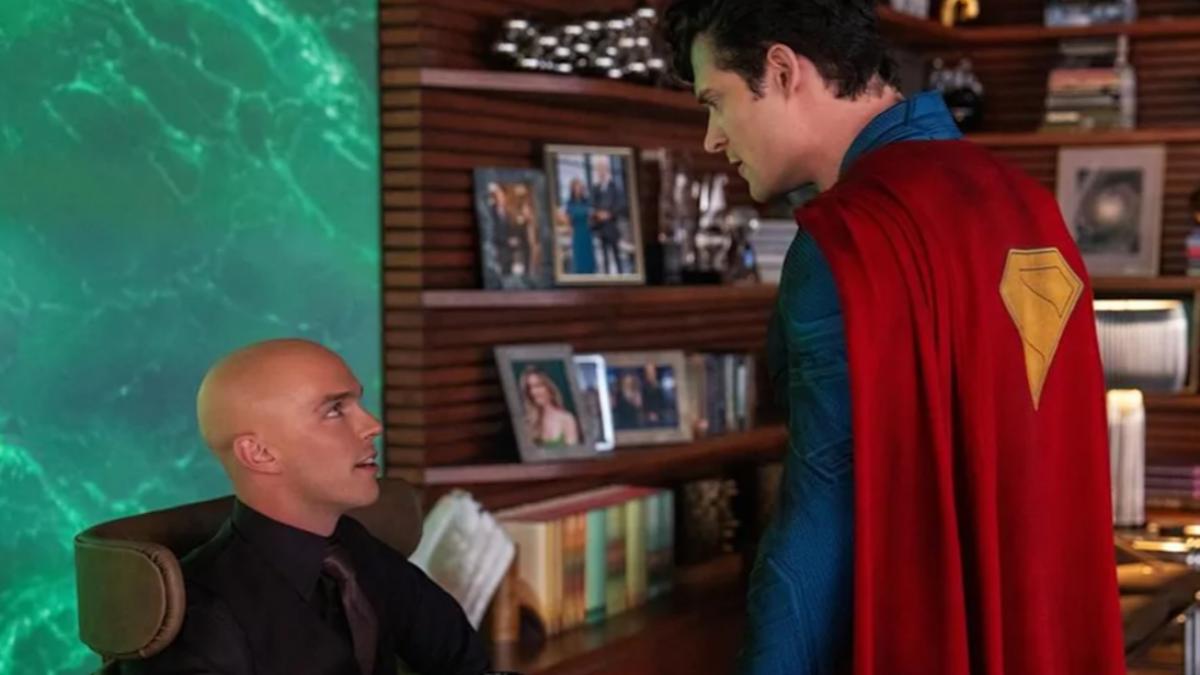 大衛科倫斯韋（右）在《超人》中對上尼可拉斯霍特飾演的反派雷克斯路瑟。（圖／華納兄弟提供）