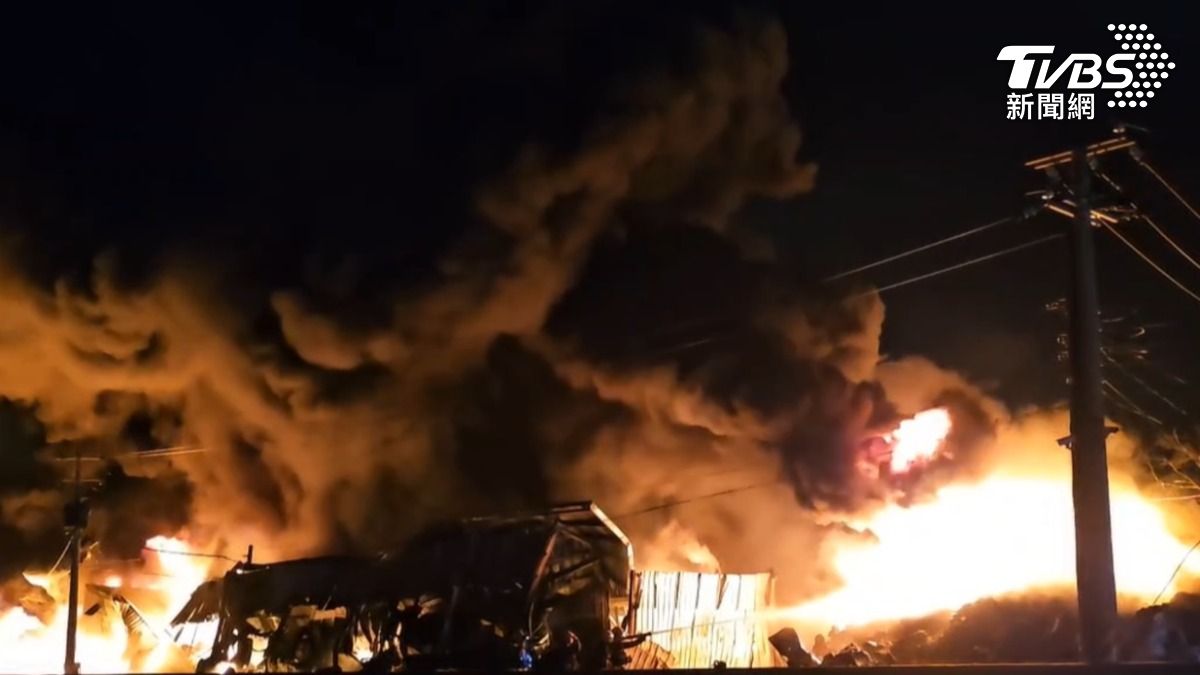 桃園蘆竹一間資源回收廠發生大火。(圖/TVBS)