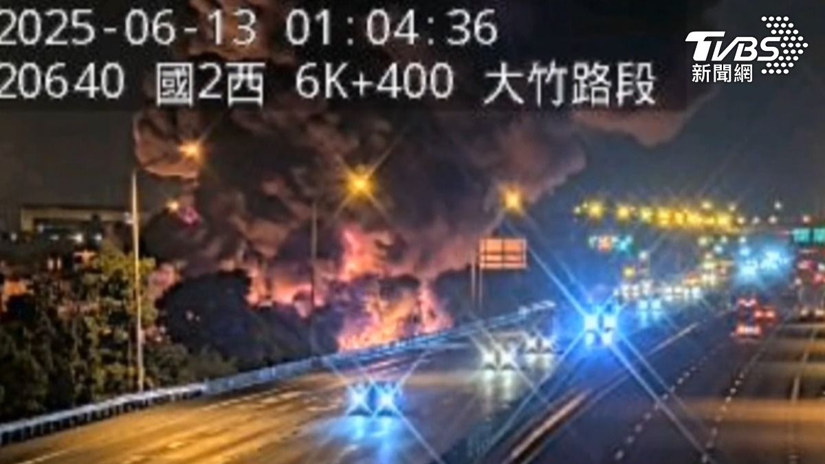 濃煙直竄天際甚至波及鄰近的國道。(圖/TVBS)
