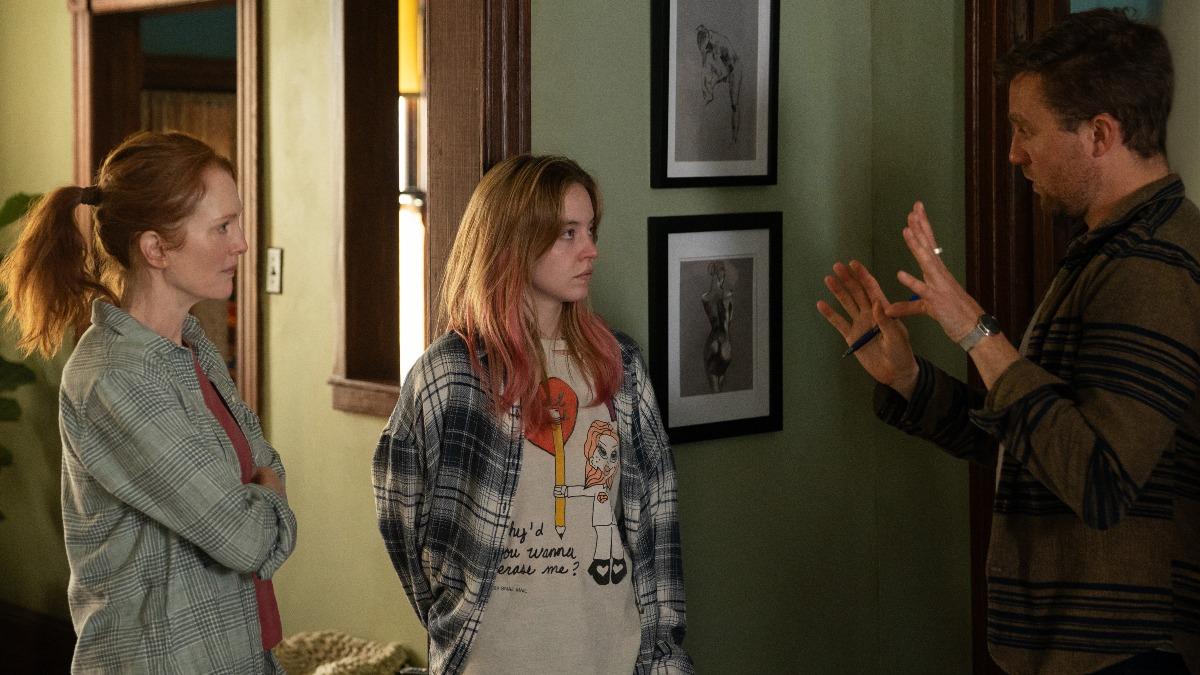 茱莉安摩爾（左起）、席德妮史威尼在拍攝《回聲谷》期間與導演麥可皮爾斯多次交談。（圖／APPLE TV+提供）