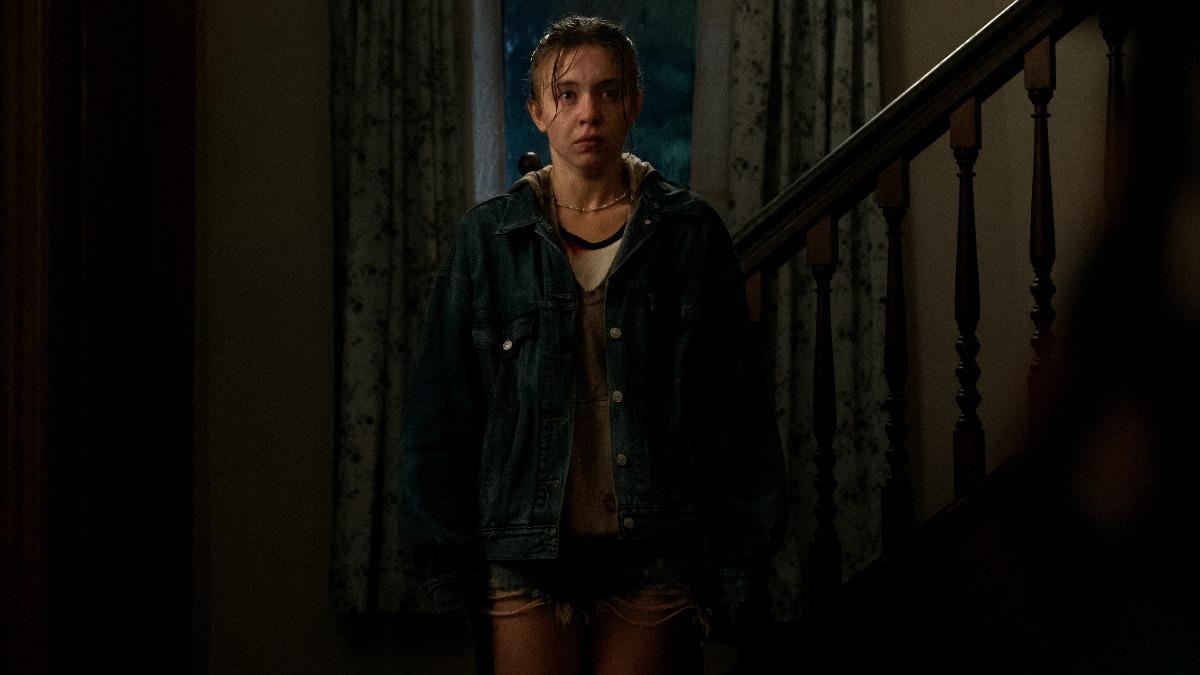 性感女神席德妮史威尼在《回聲谷》開心與偶像對戲。（圖／APPLE TV+提供）