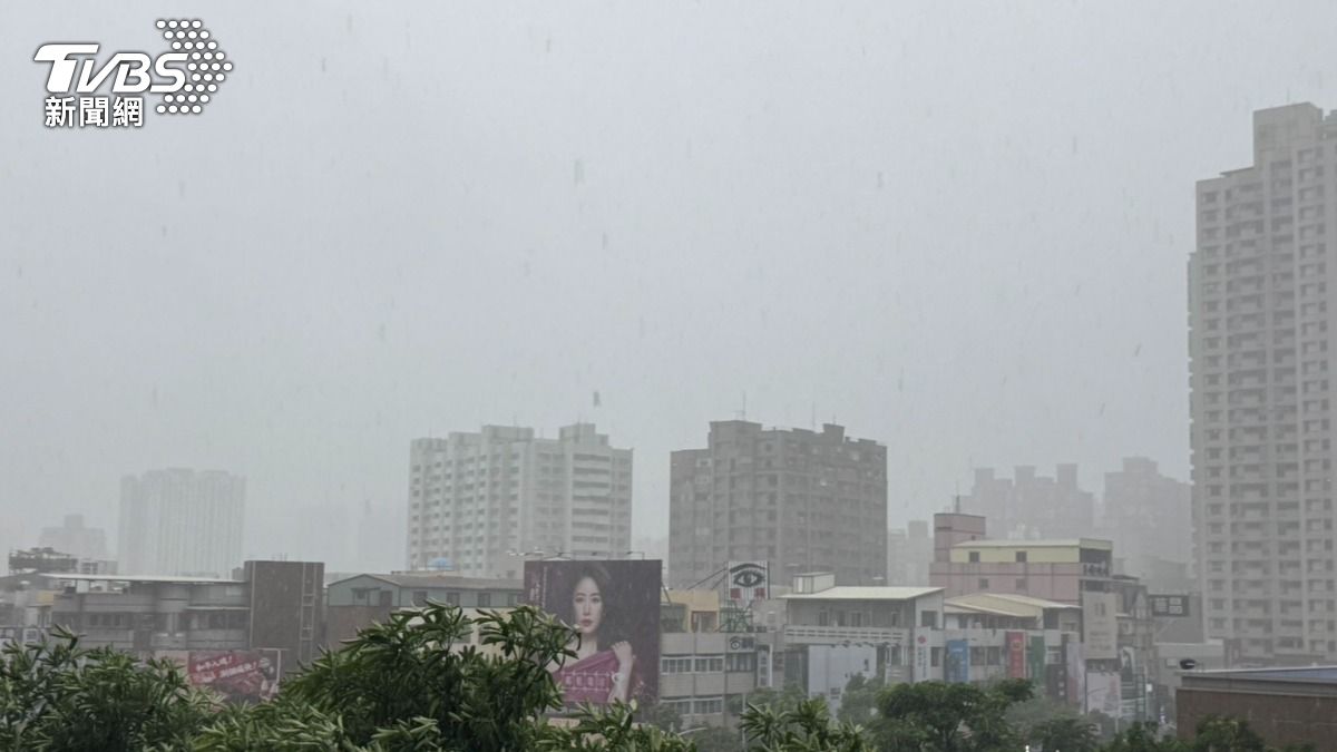 大雷雨炸高雄。（圖／林雅婷攝）