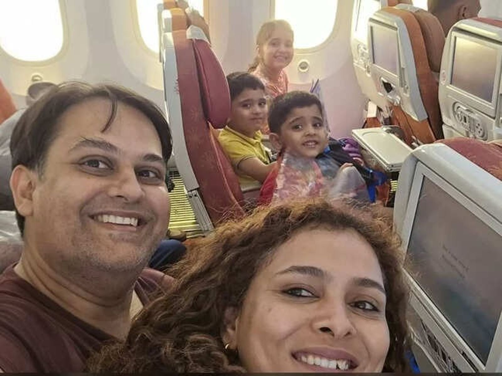 醫師夫妻普拉蒂克喬希與柯米維亞斯，與3名子女搭上印航AI171班機，一家人在機上的自拍成最後遺照。（翻攝X@theskindoctor13）