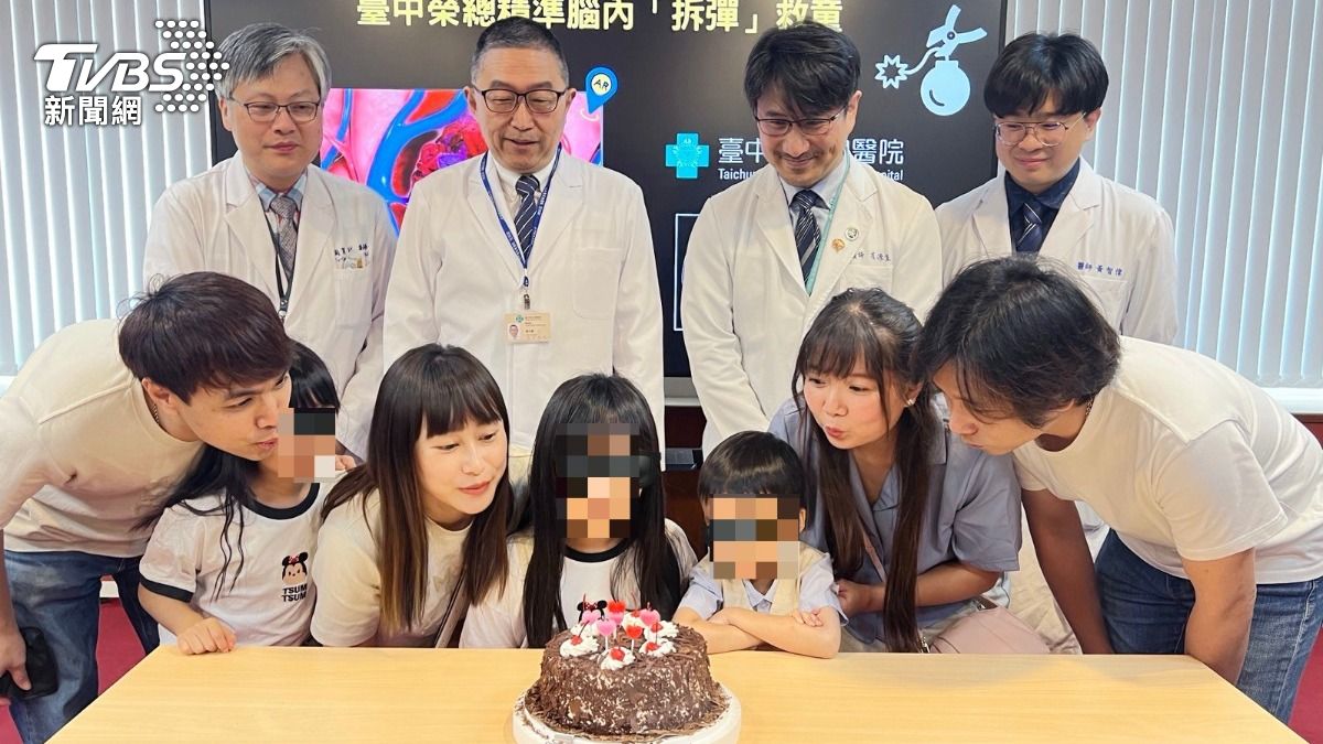 2歲童開心吹蠟燭慶祝治療成功。（圖／TVBS）