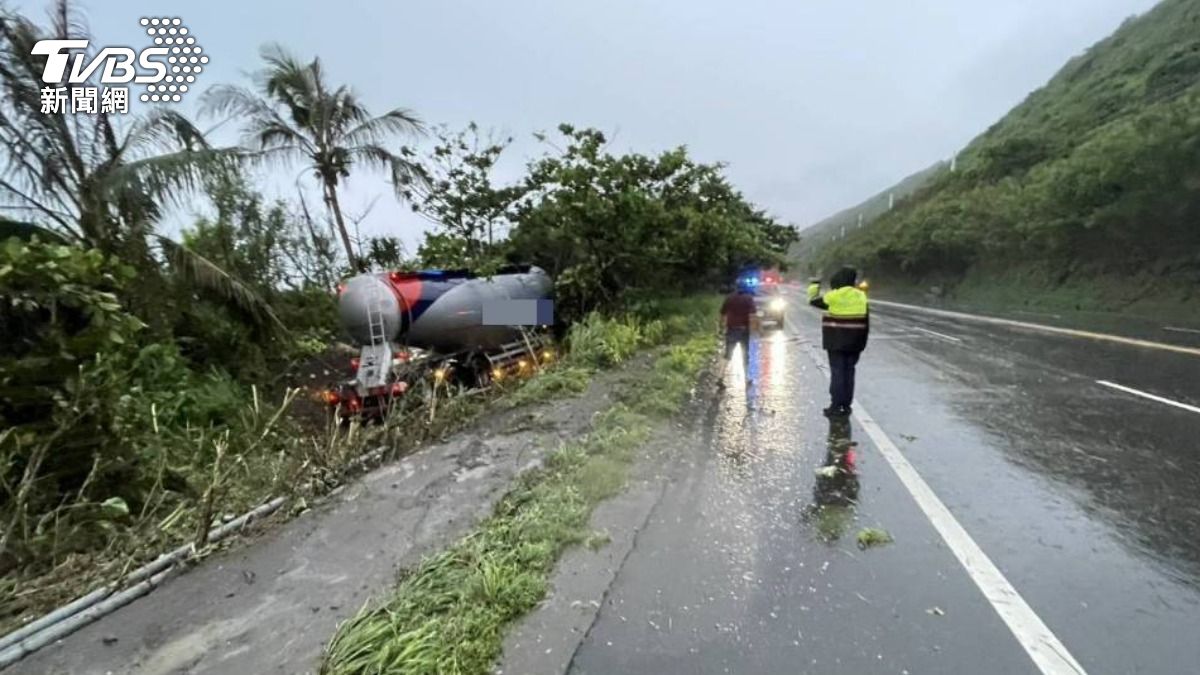 槽罐車失控衝入樹林。（圖／TVBS）