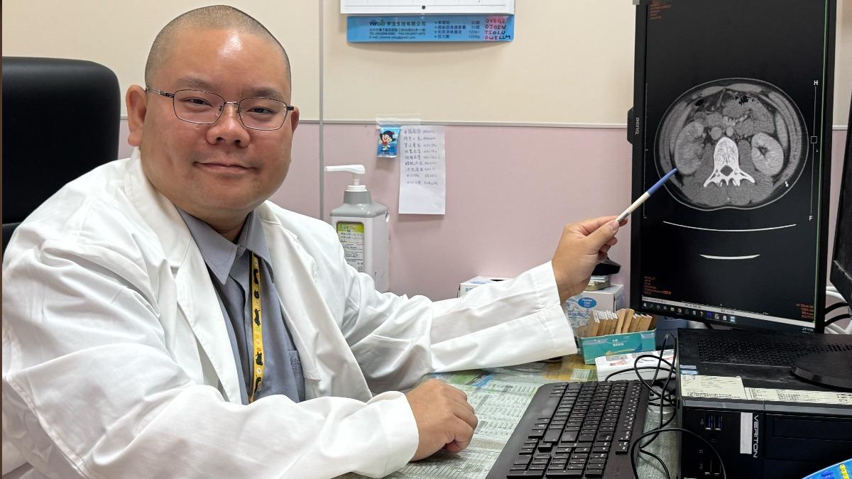 黃品叡提醒,最近天氣炎熱,民眾一定要多喝白開水,少喝含糖飲料。(圖/大甲李綜合醫院提供)