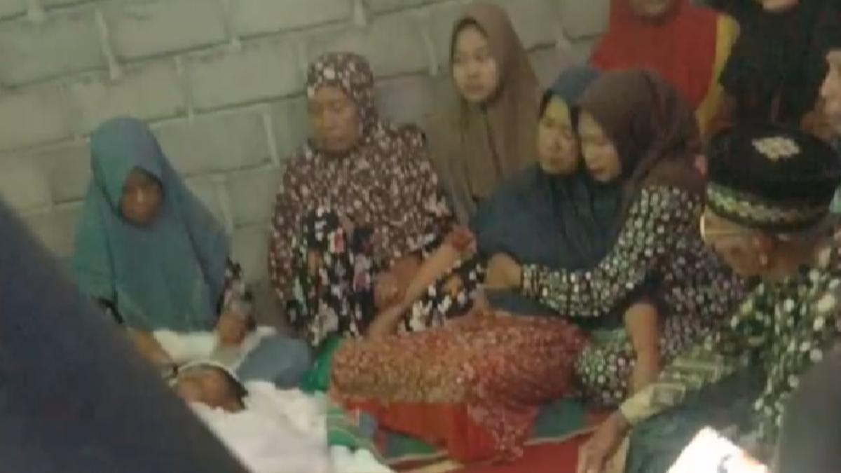 印尼有名女子與身亡的「未婚夫屍體」結婚。（圖／翻攝自detikBali）