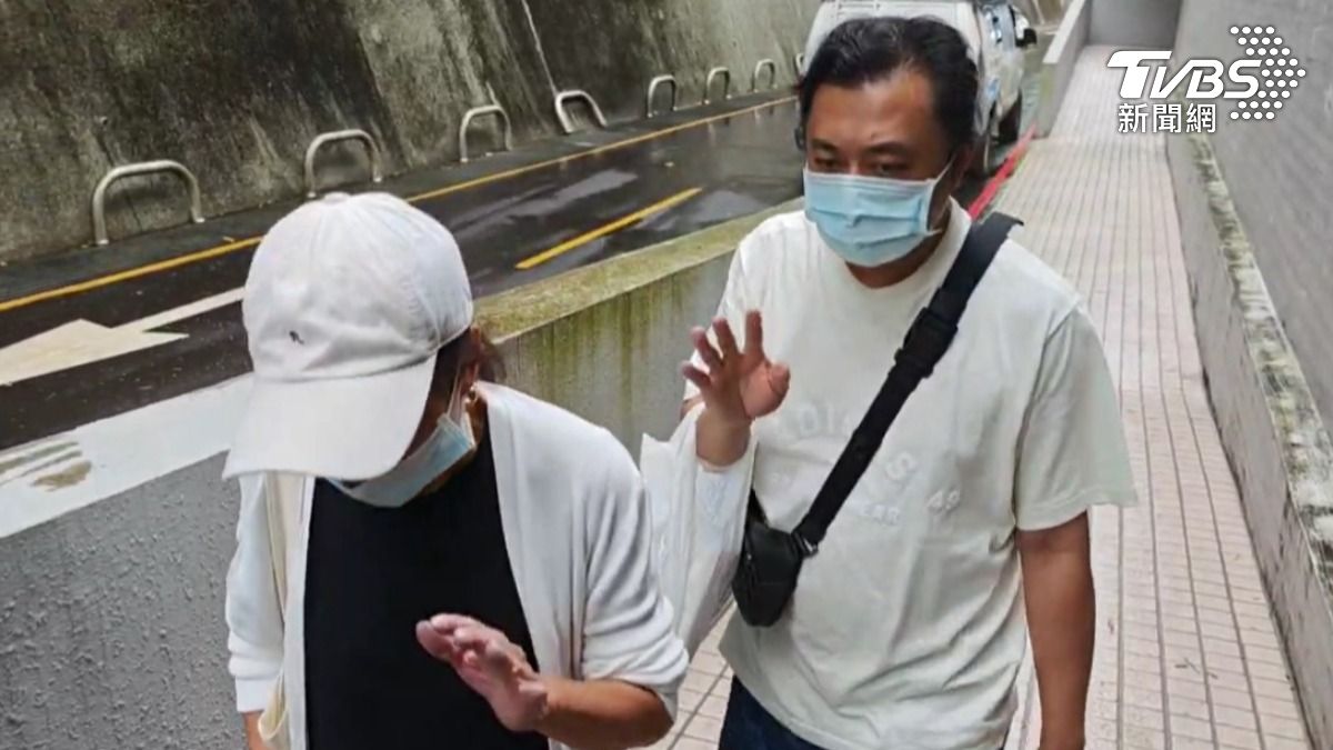 蔡語芯的媽媽及哥哥抵達殯儀館。（圖／張貴翔攝）