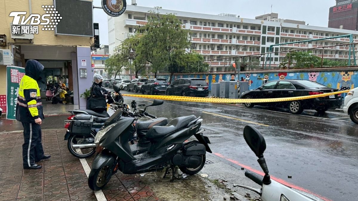 台南路樹倒塌，緊急拉起封鎖線。（圖／TVBS）