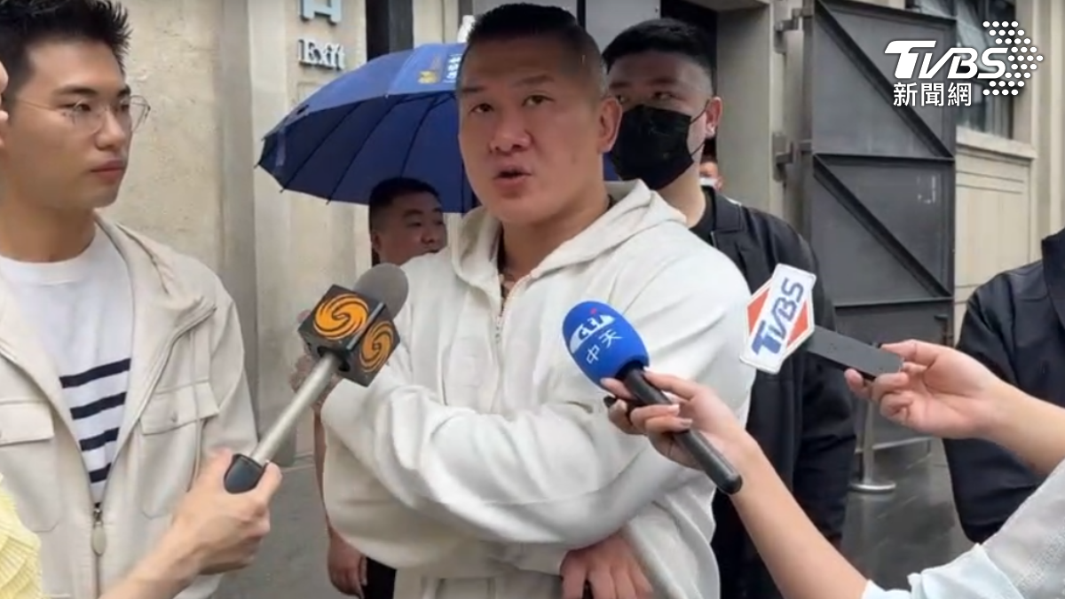 館長上海高喊「兩岸都同胞」哭了！陸網友：誰跟你一家人