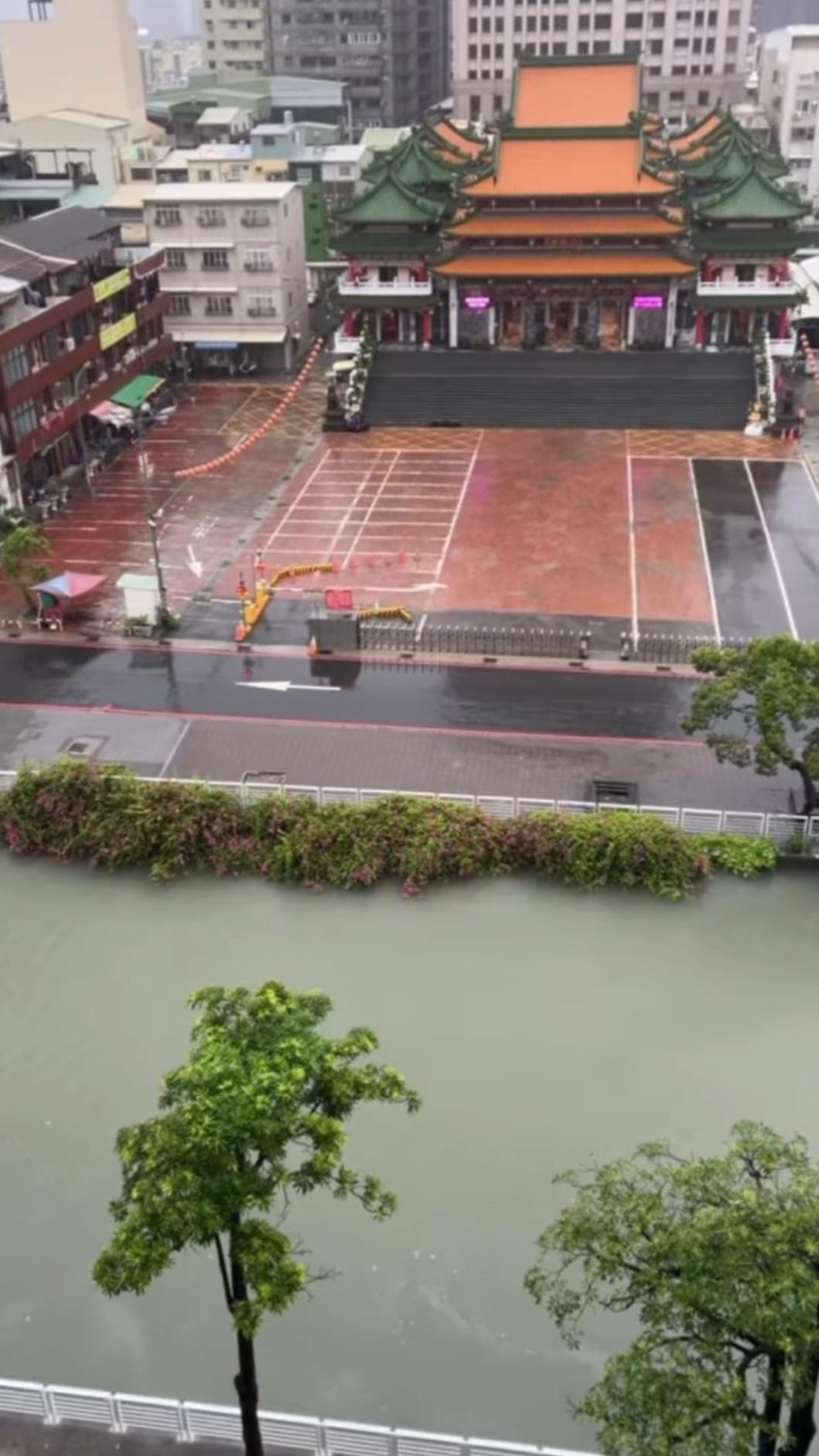 幸福川水位暴漲快溢流。（圖／threads@zhaang._授權提供）