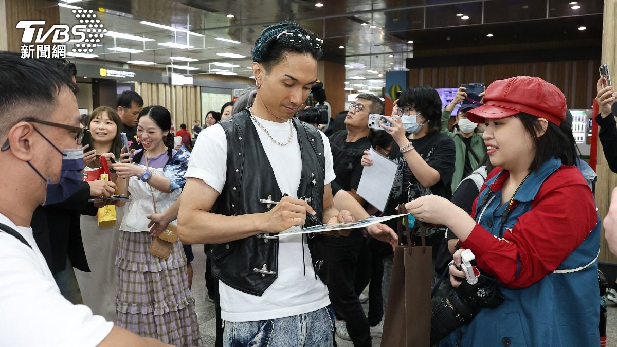 橘KENCHI幫粉絲簽名。（圖／張哲鳴攝）