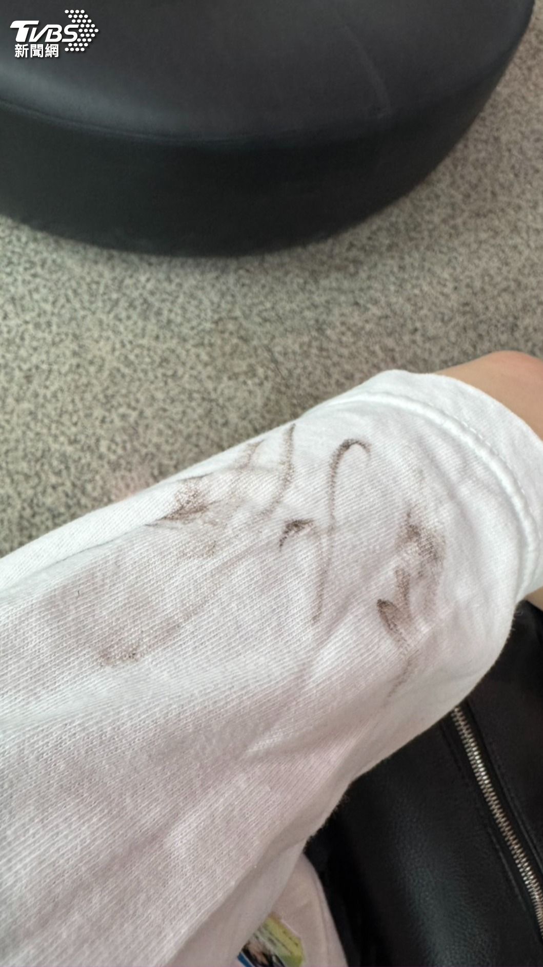 廖小姐今天意外能跟AKIRA互動，也用眼線筆留下簽名。（圖／廖小姐提供）