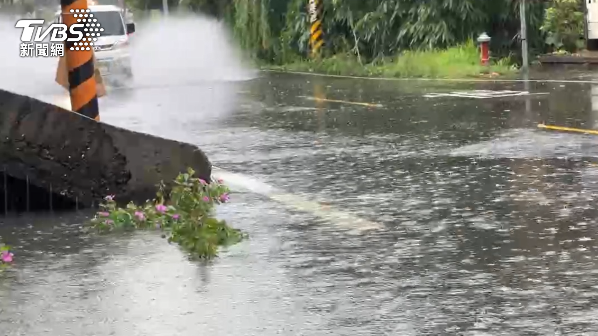 汽車經過濺起了水花。（圖／TVBS）