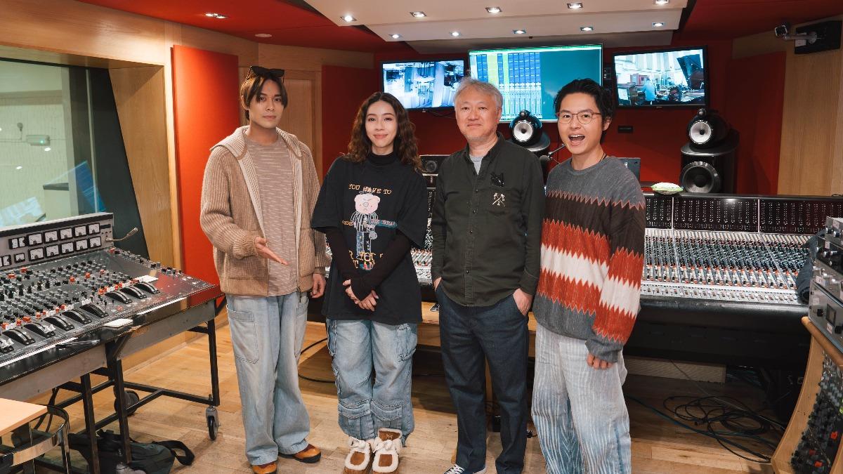 告五人首度扛起專輯製作人重責大任，力邀日本頂尖錄音工程師渡邊省二郎加入組隊。（圖／相信音樂提供）