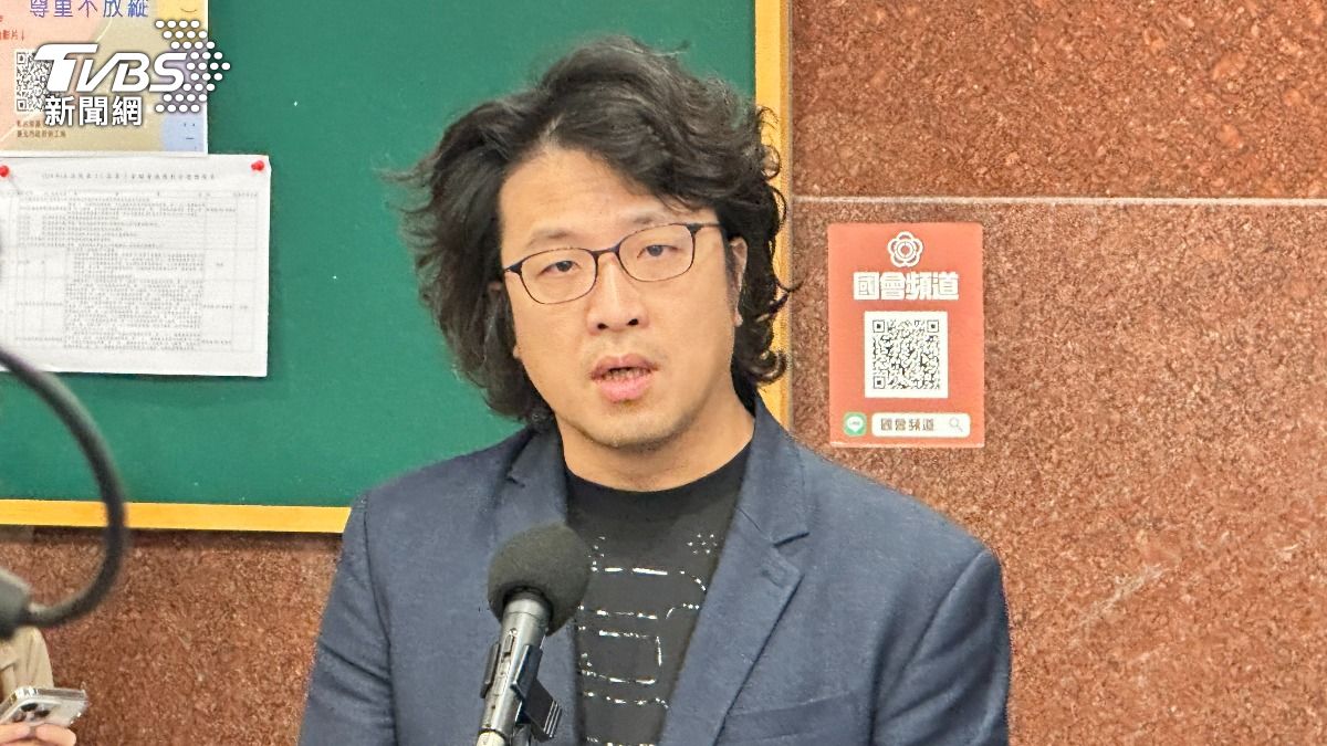 民進黨立委沈伯洋13日於立院受訪。（圖／潘袁詩羽攝）