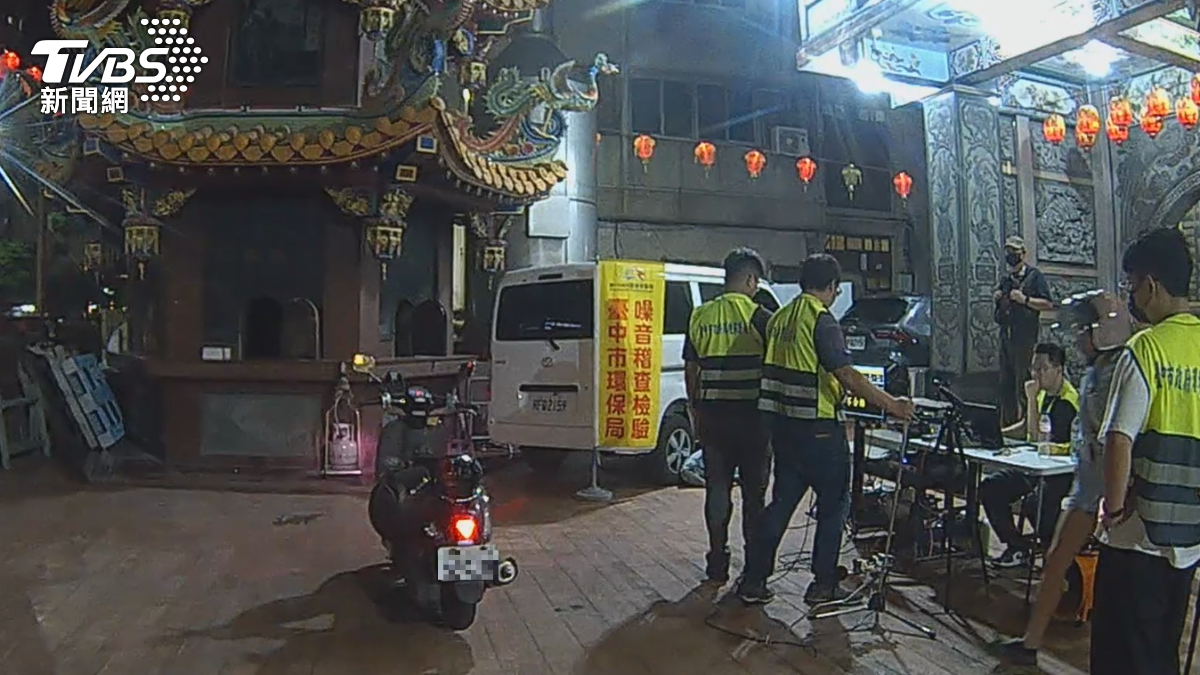 第一分局4日也架設檢測站，在取締酒駕路檢時，一併抓違規噪音車，維護安寧和交通安全。（圖／TVBS）